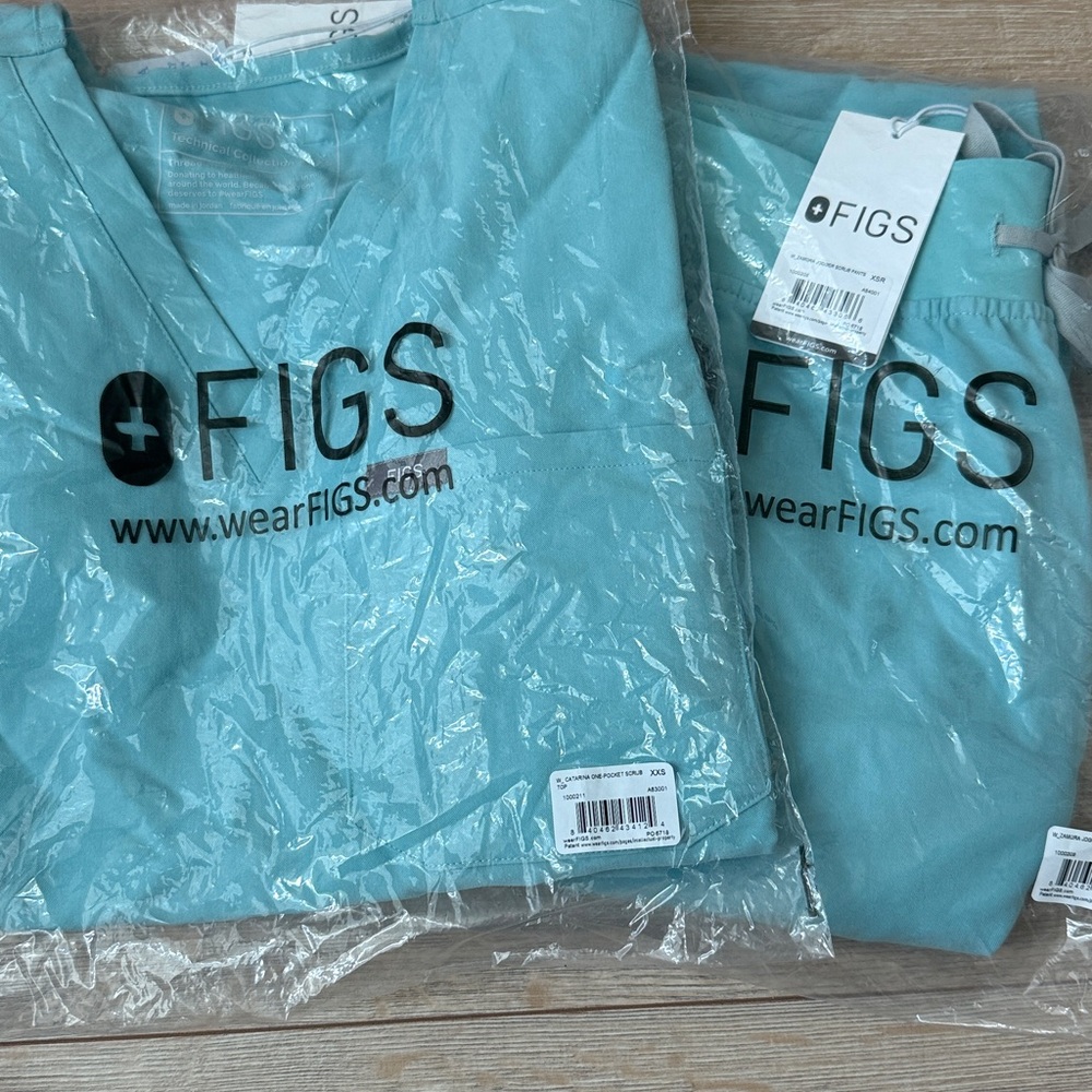 Figs women’s fresh aqua scrub set